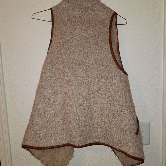 Love Tree Faux Fur Vest - Picture 3 of 5